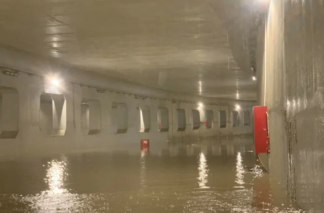 Hầm chui An Phú ngập sâu sau mưa lớn, hàng loạt phương tiện gặp khó