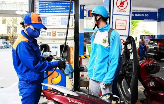Giá xăng E10 tăng cao: Vì sao từ mức giá thấp lên gần 25.000 đồng/lít?